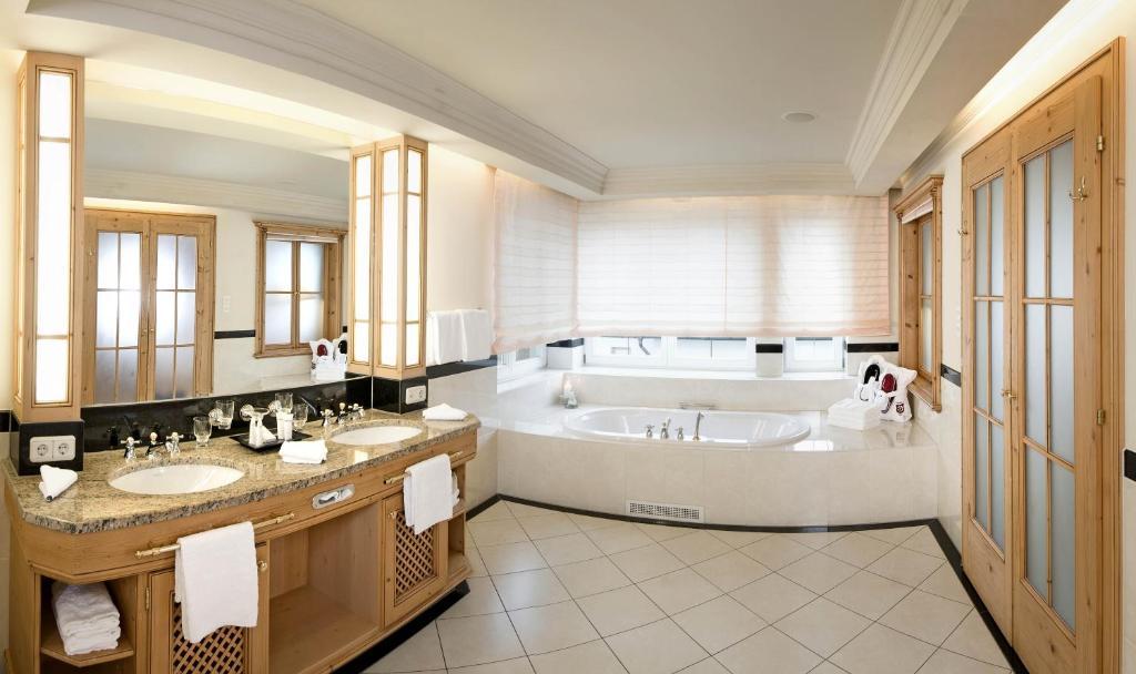 Alpenresort Schwarz Mieming Room photo